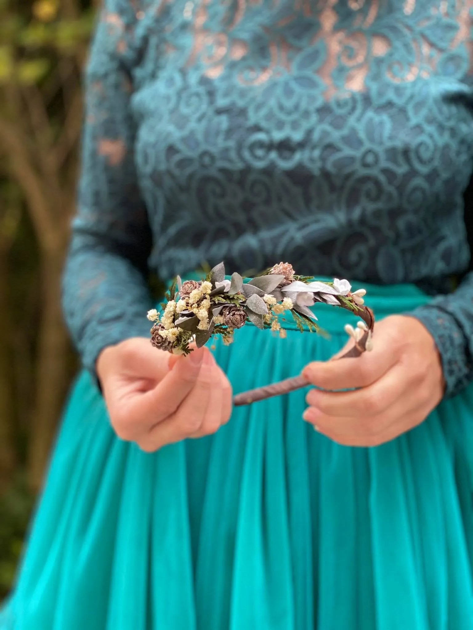 Winter flower headband Magaela accessories Bridal hairband with pine cones Christmas headpiece Hochzeit Green flower headband Baby's breath